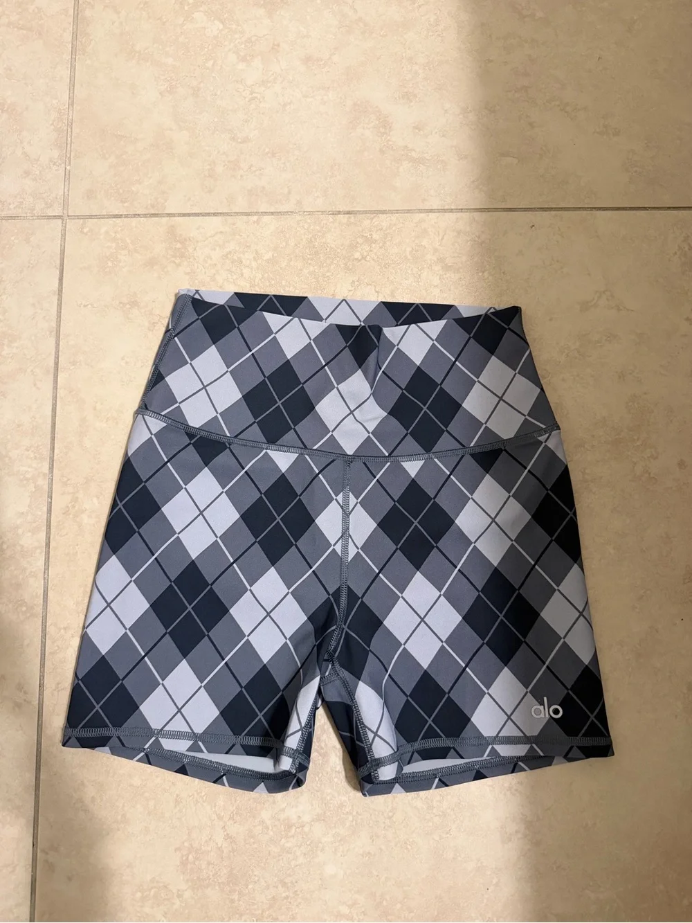 Alo Yoga Medoum Plaid Vapor Biker Shorts. 🖤⚡️